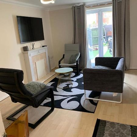 Charming 2-Bed House In Londonヴィラ エクステリア 写真
