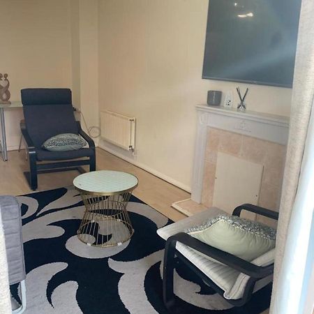 Charming 2-Bed House In Londonヴィラ エクステリア 写真