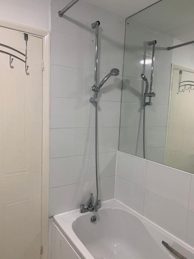 Charming 2-Bed House In Londonヴィラ エクステリア 写真