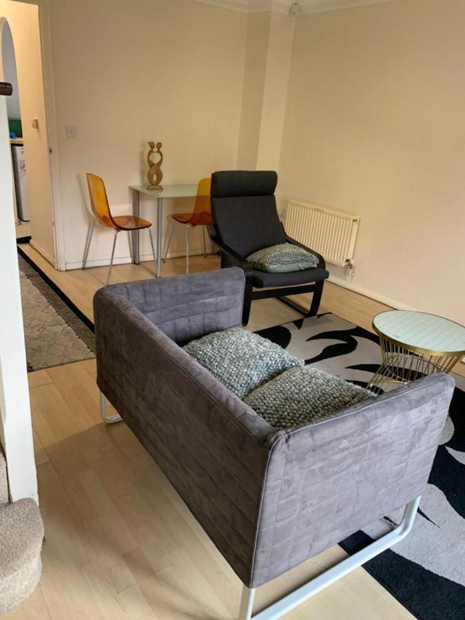 Charming 2-Bed House In Londonヴィラ エクステリア 写真