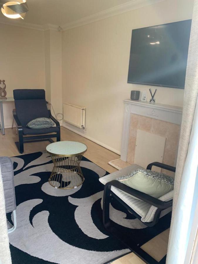 Charming 2-Bed House In Londonヴィラ エクステリア 写真