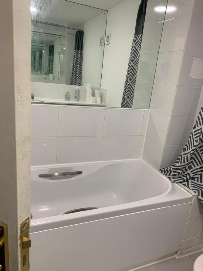 Charming 2-Bed House In Londonヴィラ エクステリア 写真